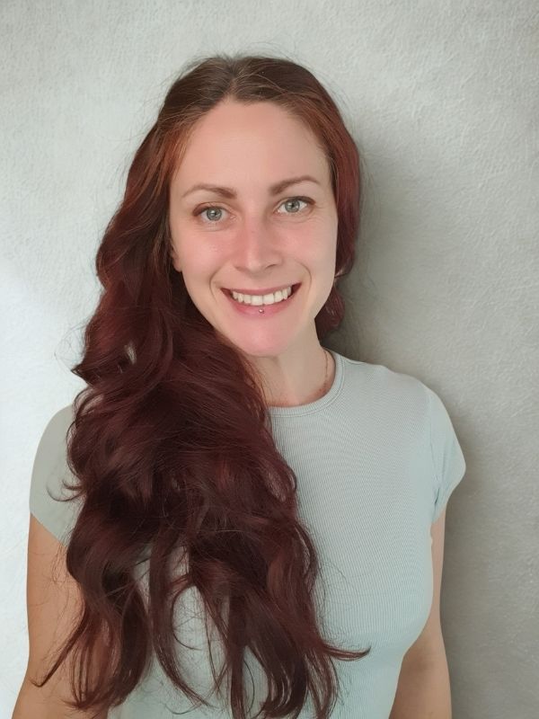 Portrait von Frau mit langen rotbraunen Haaren
